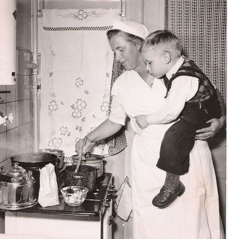 572px-housewife_at_the_cooker_1954.jpg